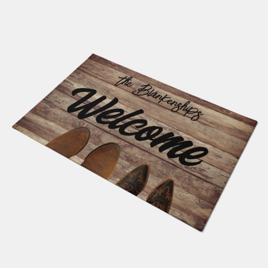 2 Stiefelpaare auf rustikalem Holz nach Maß Fußmatte (Schrägansicht)