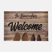 2 Stiefelpaare auf rustikalem Holz nach Maß Fußmatte (Vorderseite)