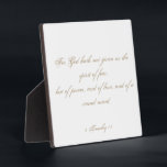 2 Timothy 1:7 Bibelverse Skript Fotoplatte<br><div class="desc">2 Timothy 1:7 Bibel Bibel Verse Script Plaque. "Denn Gott hat uns nicht den Geist der Angst gegeben, sondern des Powers und der Liebe und des gesunden Geistes." Eine wunderschöne Schrift in antiken goldfarbenen Schriftzeichen auf weiß. Der gesamte Text ist anpassbar, sodass Sie ihn durch Ihre bevorzugte Übersetzung ersetzen können,...</div>