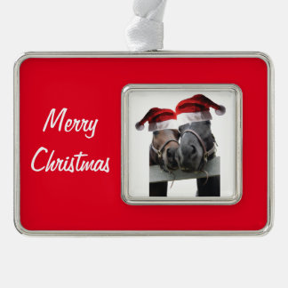 2 Weihnachtspferde mit Weihnachtsmannmützen küssen Rahmen-Ornament Silber