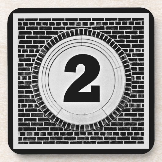 2 Zwei viel zu? In Schwarz und Weiß. Getränkeuntersetzer (Vorderseite)