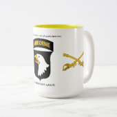 2ND SQUADRON 17TH CAVALRY(RECON) 101ST IM FLUGZEUG ZWEIFARBIGE TASSE (VorderseiteRechts)