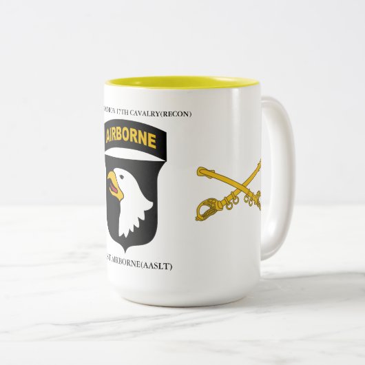 2ND SQUADRON 17TH CAVALRY(RECON) 101ST IM FLUGZEUG ZWEIFARBIGE TASSE (VorderseiteRechts)