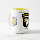 2ND SQUADRON 17TH CAVALRY(RECON) 101ST IM FLUGZEUG ZWEIFARBIGE TASSE (Vorderseite Links)