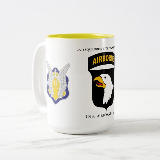 2ND SQUADRON 17TH CAVALRY(RECON) 101ST IM FLUGZEUG ZWEIFARBIGE TASSE (Vorderseite Links)