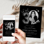 30. Geburtstag Black Men Women Foto Einladung<br><div class="desc">*Verwenden Sie ein quadratisches Foto, um das Bild zu ersetzen. Feiern Sie den Meilenstein der dreißig werden mit unserem 30. Geburtstag Black Balloon Minimalistischen Foto Einladung perfekt für Damen und Herren. Dieses elegante und stilvolle Design verbindet Eleganz mit einer Touch von Launen. Personalisieren Sie die Einladung mit Ihren Lieblings-Foto- und...</div>
