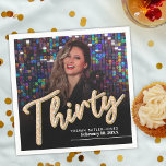 30. Geburtstag Foto-Skript Gold Serviette<br><div class="desc">Dreißig Gold und Silber Glitzer beeinflussen Skripttext Foto Servietten. Personalisieren Sie diese 30. Geburtstag Party Skript Foto Geburtstagsnapkin mit Ihrem eigenen Geburtstagsmädchen Name und Party-Datum,  und ein Foto Ihres Geburtstagsmädchens. Weitere Jahre und passende Artikel sind verfügbar. © Original Design von Sarah Trett für www.mylittleeden.com auf Zazzle.</div>