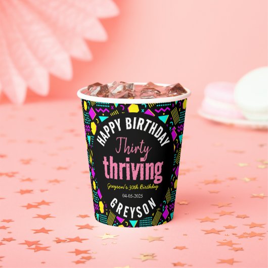 30. Geburtstag in Schwarz und Retro Pappbecher (Insitu)