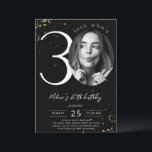 30. Geburtstag Schwarzes Gold Einladung mit Foto<br><div class="desc">Die 30. Geburtstagskarte Black Gold mit Foto ist Teil der Hochzeitskollektion. Dieses Produkt bietet anpassbare Foto-Bereich Gold Glitzer Glitzern. Geschehen mit dekorativen Schriftart. Entdecken Sie mehr passende Produkte in unserem Shop.</div>