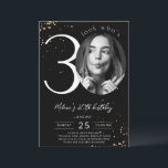 30. Geburtstag Schwarzes Gold Einladung mit Foto<br><div class="desc">Die 30. Geburtstagskarte Black Gold mit Foto ist Teil der Hochzeitskollektion. Dieses Produkt bietet anpassbare Foto-Bereich Gold Glitzer Glitzern. Geschehen mit dekorativen Schriftart. Entdecken Sie mehr passende Produkte in unserem Shop.</div>