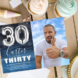 30 Geburtstag Silver Ballon | Blaues Foto Party Einladung<br><div class="desc">Moderne 30. Geburtstagsfeier mit einem Foto des Geburtstagsjungen,  einem farbenfrohen Hintergrund,  einem durchsichtigen Blasen-Konfetti und einem großen silbernen 30 Helium-Ballon. Der Name ist in einem großen,  weißen Text in Kalligrafie mit einer einfachen Geburtstagsvorlage geschrieben,  die leicht anzupassen ist.</div>