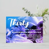 30. Geburtstagsfeier Blumenblau lila Folieneinladung (Stehend vorne)