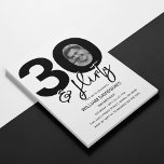 30 & Kokettes Foto 30. Geburtstagsfeier Einladung<br><div class="desc">Stilvoll bearbeitbare 30. Geburtstagseinladung mit,  30 & kokett,  eine große 30 mit einem Foto in der Null,  mit schwarzem Schriftart über einem klassischen weißen Hintergrund und einem Geburtstagsgeschenk,  das leicht zu personalisieren ist.</div>