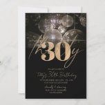 30. Party Einladung<br><div class="desc">Diese schicke Schwarz-Gold-Einladung zum 30. Geburtstag bietet einen Spiegel-Disco-Hintergrund mit Goldfolie '30 dreißig' und einen kursiven Kalligraphie-Schriftart für ein modernes 30. Party. Diese minimalistische 30. Party Einladung ist die perfekte Wahl für eine moderne Geburtstagsparty und Disco-Themenabende.</div>