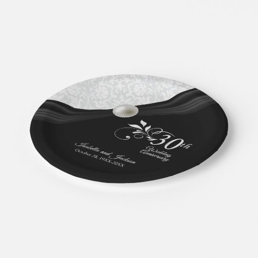 30. Pearl & Black Wedding Jubiläum Design Pappteller (Schrägansicht)