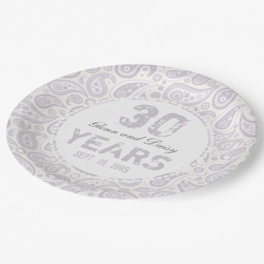 30. Pearl Wedding Anniversary Paisley Pattern Pappteller (Schrägansicht)