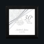 30. Pearl Wedding Jubiläum Design Schmuckschachtel<br><div class="desc">🥇 ORIGINAL COPYRIGHT ART DESIGN VON Donna Siegrist NUR AUF ZAZZLE VERFÜGBAR! 30. White Pearl Wedding Jubiläum Design halten Geschenkboxen bereit für Sie zu personalisieren. Ideal für ein Jubiläum oder Hochzeit einfach durch Änderung der Formulierung. ✔ HINWEIS: ÄNDERN SIE NUR DIE VORLAGEBEREICHE, DIE SIE BENÖTIGEN! 😀 Sie können bei Bedarf...</div>