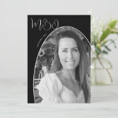 30. Schwarz-weißes Foto Geburtstag Elegantes Monog Einladung (Stehend Vorderseite)