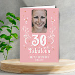 30 und fabelhaftes Foliage Pink Foto 30. Geburtsta Karte<br><div class="desc">30 und fabelhafte Foliage Pink Foto 30. Geburtstagskarte. 30 und fabelhafter Text in trendigem,  weißem Skript mit einem Namen und weißem Blattwerk auf einem rosa Hintergrund. Personalisieren Sie es mit Ihrem Foto,  Ihrem Namen und dem Alter. Fügen Sie Ihren Text in die Karte ein oder löschen Sie ihn.</div>