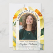 30th Birthday Modern Arch Floral DAFFODILS Photo Einladung (Vorderseite)