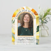 30th Birthday Modern Arch Floral DAFFODILS Photo Einladung (Stehend Vorderseite)