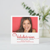 311 Valedictorian in Rotem Abschluss Ankündigung (Stehend Vorderseite)