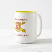 319TH IM FLUGZEUG FELD-ARTILLERIE-TASSE ZWEIFARBIGE TASSE (VorderseiteRechts)