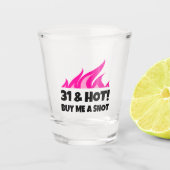 31 & Hot Buy Me A Shot Birthday Party Shot Glas (Vorderseite)
