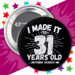 31 Jahre alt Sarcastic Meme Funny 31. Geburtstag Button<br><div class="desc">Dieses witzige 31. Geburtstagsdesign macht einen sarkastischen Spaß-Witz oder ein Novum-Gag-Geschenk für ein 31-jähriges Geburtstagsthema oder Überraschung 31. Geburtstagsparty! Features 'I Made it to 31 Years Old.. Nothing Scares Me' lustiges 31. Geburtstagsmeme,  das viel Lachen von Familie,  Freunden,  Party und dem Geburtstag Typ oder Mädchen bekommen wird!</div>