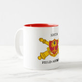 320TH FELD-ARTILLERIE-TASSE ZWEIFARBIGE TASSE (Vorderseite Links)