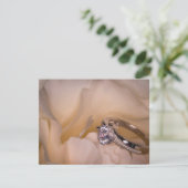 3292-Verlobung Ring on White Carnation Einladung (Stehend Vorderseite)