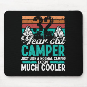 32-jähriger Camper auf der Suche nach Vintage-Camp Mousepad
