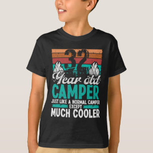 32-jähriger Camper auf der Suche nach Vintage-Camp T-Shirt