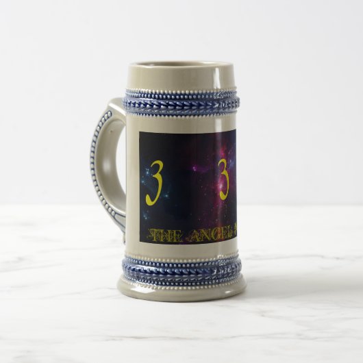 333 - DIE ENGELS-ZAHL (Nebelflecke), 18oz Stein Bierglas (Vorderseite Links)