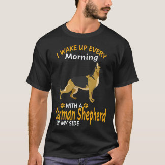 34 Ich wache jeden Morgen mit einem Deutschen Schä T-Shirt