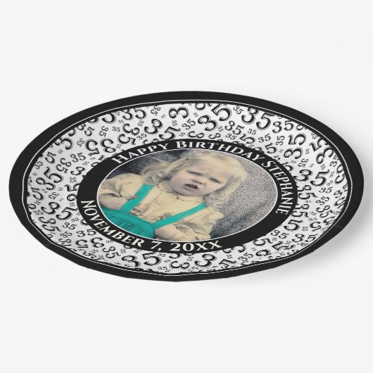 35 Ihr Foto Random Zahlenmuster Schwarz/Weiß Pappteller (Schrägansicht)