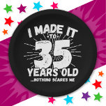 35 Jahre alt Sarcastic Meme Funny 35. Geburtstag Pappteller<br><div class="desc">Dieses witzige 35. Geburtstagsdesign macht einen sarkastischen Spaß-Witz oder ein Novum-Gag-Geschenk für ein 35-jähriges Geburtstagsthema oder Überraschung 35. Geburtstagsparty! Das "I made it to 35 Years Old.. Nothing Scares Me" lustige 35. Geburtstagsmeme,  die viel Lachen von Familie,  Freunden,  Party und dem Geburtstagskind oder dem Typ bekommen wird!</div>