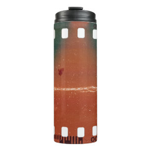 35-mm-Filmstreifen Anfang, coole Kratzer. Thermosbecher
