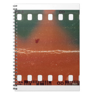 35-mm-Filmstreifen-Start, coole Kratzer. Notizblock