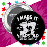 37 Jahre alt Sarcastic Meme Funny 37. Geburtstag Button<br><div class="desc">Dieses witzige 37. Geburtstagsdesign macht einen sarkastischen Spaß-Witz oder ein Novum-Gag-Geschenk für ein 37-jähriges Geburtstagsthema oder überraschend 37. Geburtstagsparty! Das "I made it to 37 Years Old.. Nothing Scares Me" lustige 37. Geburtstagsmeme,  die viel Lachen von Familie,  Freunden,  Party und dem Geburtstagskind oder dem Typ bekommen wird!</div>