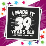 39 Jahre alt Sarcastic Meme Funny 39. Geburtstag Serviette<br><div class="desc">Dieses witzige 39. Geburtstagsdesign macht einen sarkastischen Spaß-Witz oder ein Novum-Gag-Geschenk für ein 39-jähriges Geburtstagsthema oder überraschend 39. Geburtstagsparty! Das "I made it to 39 Years Old.. Nothing Scares Me" lustige 39. Geburtstagsmeme,  die viel Lachen von Familie,  Freunden,  Party und dem Geburtstagskind oder dem Typ bekommen wird!</div>