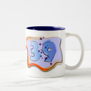 39 und hält zweifarbige tasse