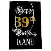39th Birthday ~ Fancy Script; Faux Gold Look; Name Mittlere Geschenktüte (Vorderseite)