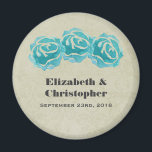 3 Aquamarine Aquarellfarben-Rose auf Tan Damask Ho Magnet<br><div class="desc">An Personalized Wedding Magnet. With hat einfach trio of teal roses painted with watercolors. Background is hat faded tan damask pattern. Personalize with your names and wedding date.</div>