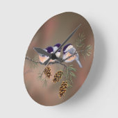 3 CHICKADEES u. KIEFERN-KEGEL durch SHARON SHARPE Runde Wanduhr (Winkel)