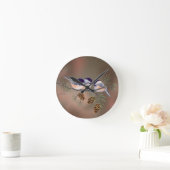 3 CHICKADEES u. KIEFERN-KEGEL durch SHARON SHARPE Runde Wanduhr (Zuhause)