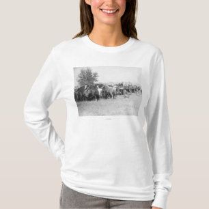 3 Cowboys, die Pferde PhotographSouth Dakota T-Shirt