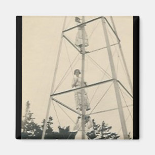 3 Damen besteigen einen Turm Magnet