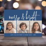 3 Foto Collage Script blau weiß Merry Bright Feiertagskarte<br><div class="desc">Ein fröhlicher und heller Urlaub mit einem rustikalen Skript-Kalligraphie-Schriftart. Moderne Atmosphäre mit geometrischem Muster auf der Rückseite. Dieses nicht-klassische Design ist eine neue Herangehensweise,  die Ihre Fotos hervorheben wird.</div>