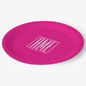 3 Initialen Monogramm | Weiß auf Hot Pink Pappteller (Schrägansicht)